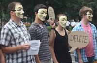 В Ивано-Франковске люди в масках Гая Фокса пикетировали офис ПР