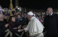 Папа Римський ляснув по руці жінку, котра схопила його