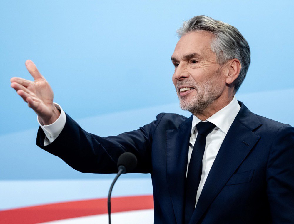 Тимчасовий прем'єр-міністр Нідерландів Дік Схоф виступає під час прес-конференції після засідання Ради
міністрів у Гаазі, Нідерланди, 3 жовтня 2025 року.