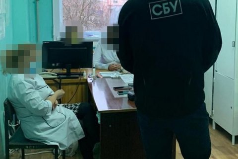 У Києві викрили COVID-шахраїв, які продавали фальшиві довідки про вакцинацію