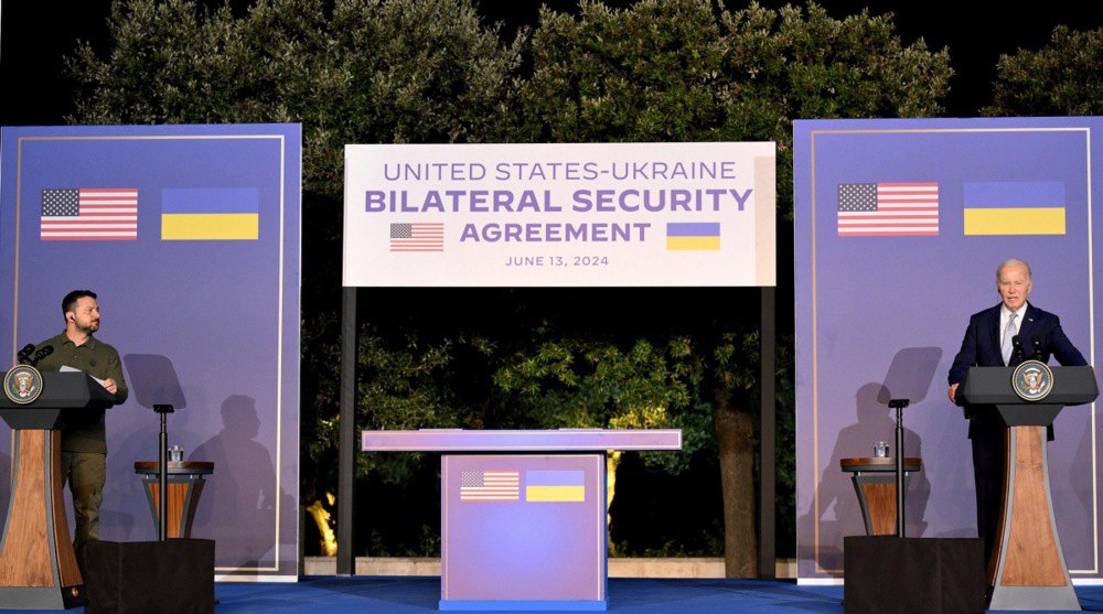Президент США Джо Байден і президент України Володимир Зеленський після підписання безпекової угоди на полях саміту G7 в Італії, 13 червня 2024 року.