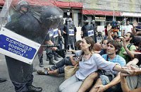 Испанские власти резиновыми пулями разогнали протестующую молодежь