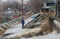 У Києві через зсув обвалилася опорна стіна житлового будинку (оновлено)