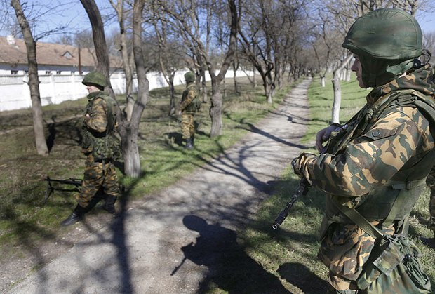 Вооруженные люди под военной частью украинской армии в Бахчисарае. 03.03.2014