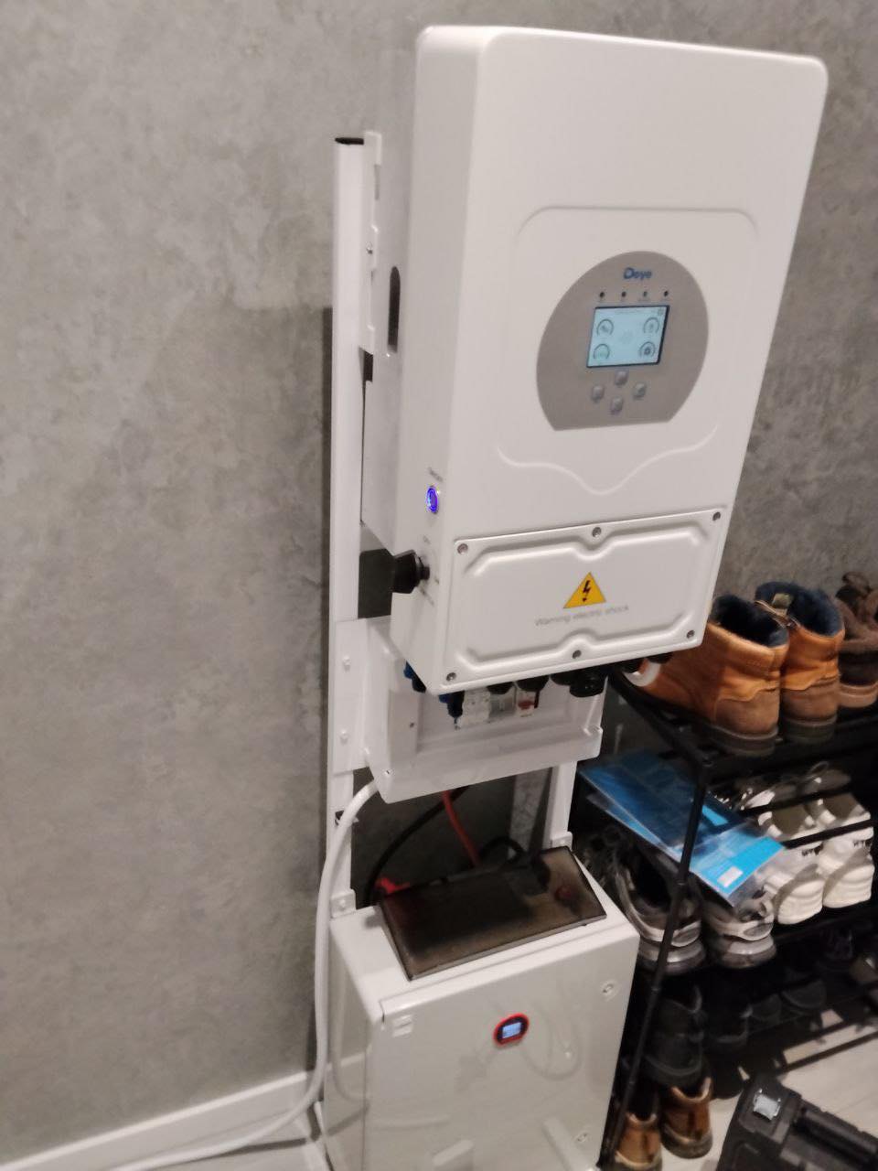 Інвертор з батареєю в приватній оселі.