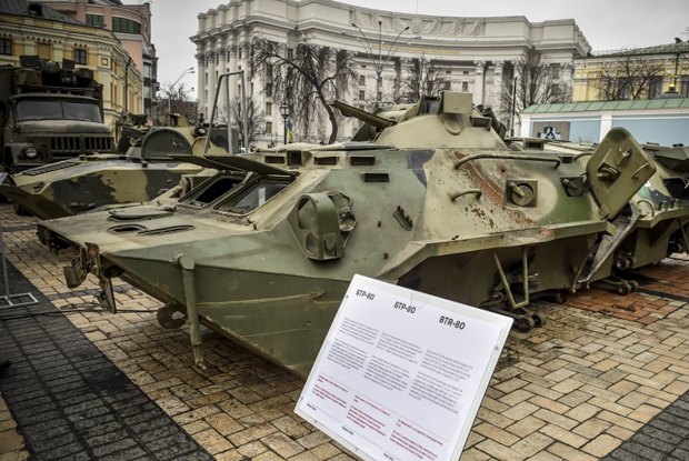 БТР-80 на выставке доказательств агрессии российских войск на Донбассе в Киеве на Михайловской площади 