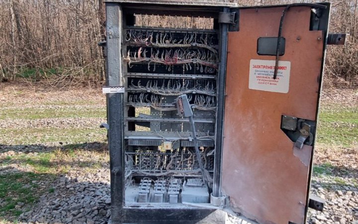 Поліцейські затримали чоловіка за підпали релейних шаф на залізниці у Харківській області