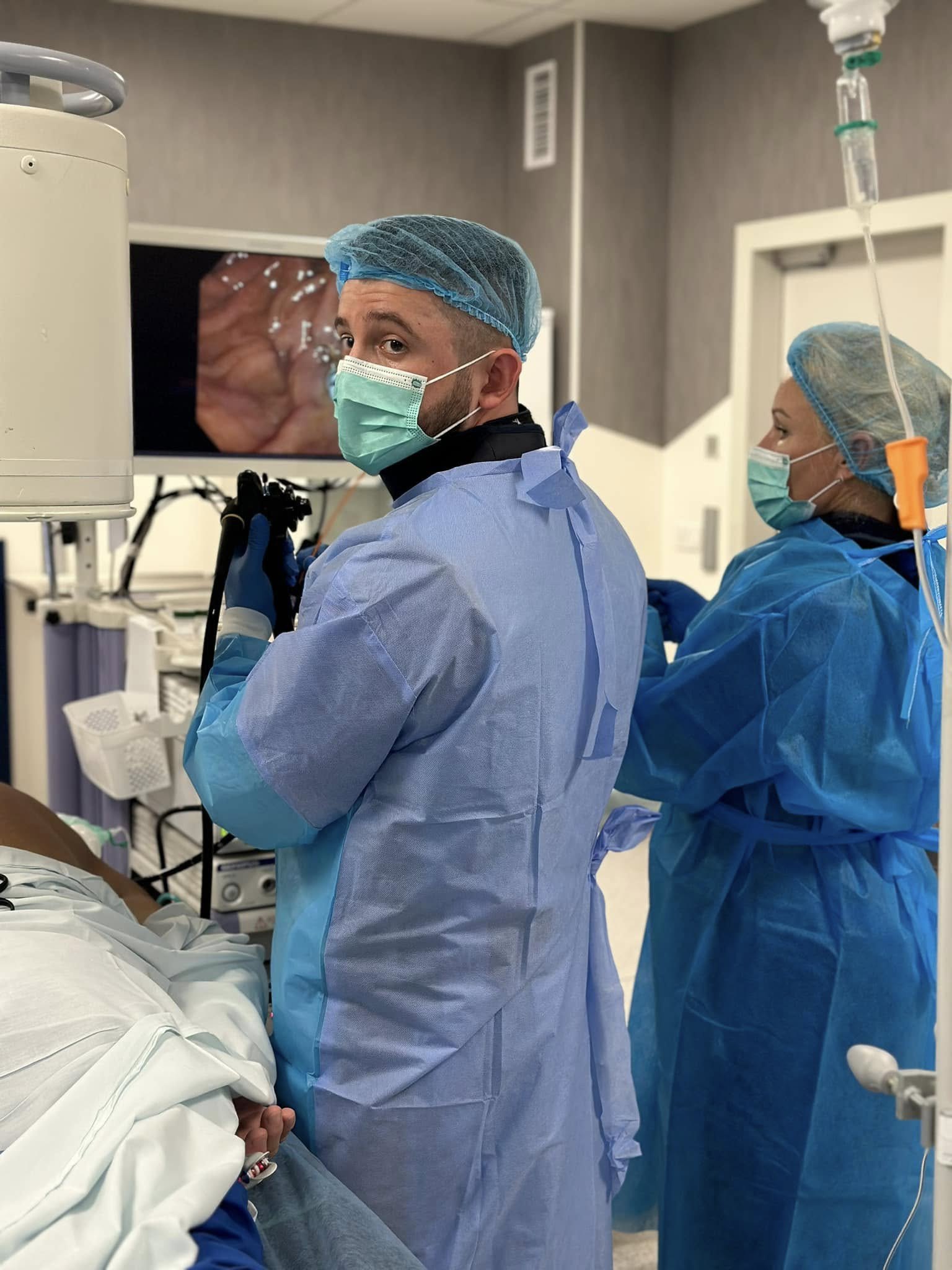 Віталій Русаков (ліворуч) за роботою