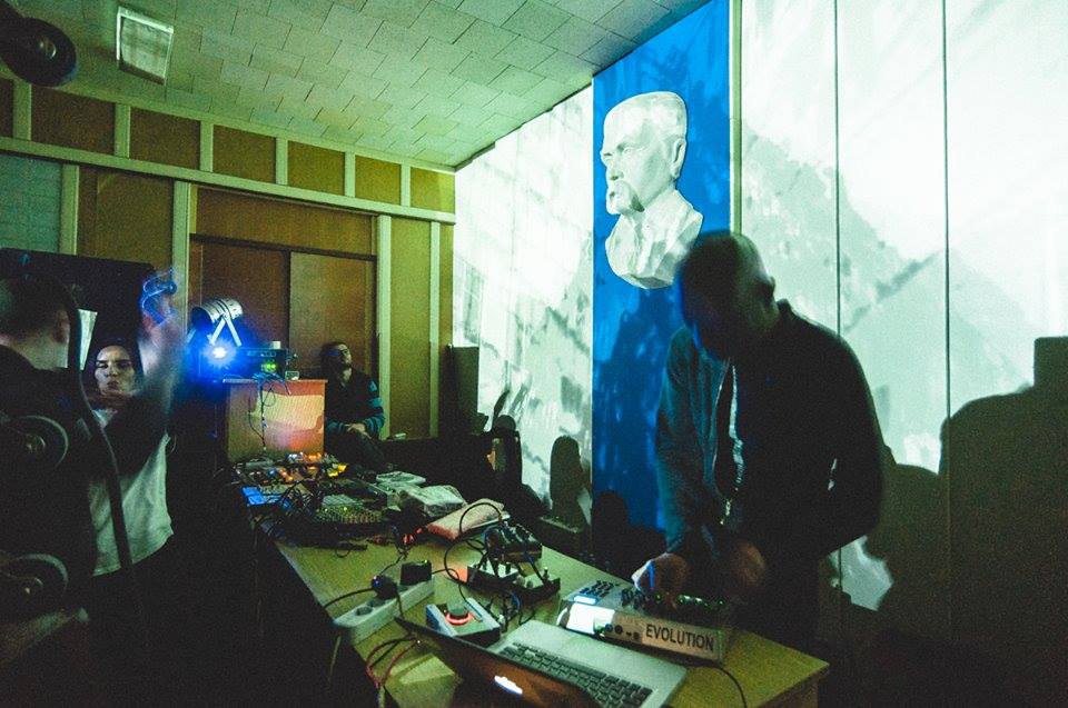 У 2016 році фестиваль проводився на території закинутої швейної фабрики.