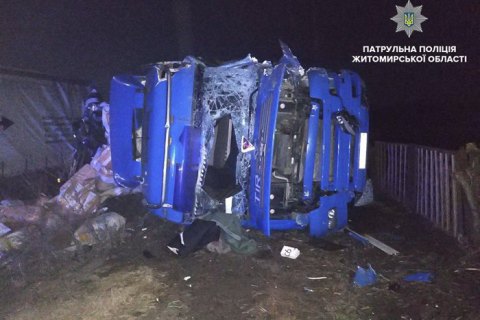 В Житомирской области столкнулись три грузовика