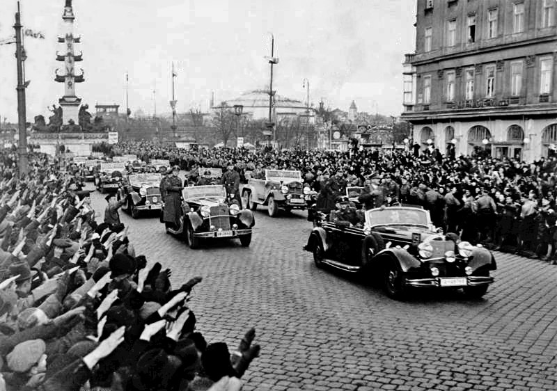 Жителі окупованого німцями Відня вітають Адольфа Гітлера, березень 1938 року