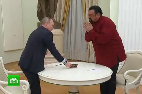 Путін вручив Сігалу російський паспорт