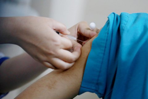 В Украине прививки от ковида получили уже 62 083 человека
