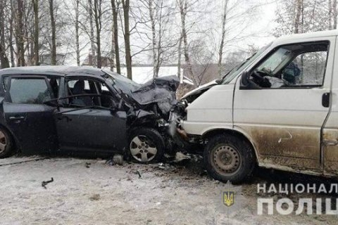У лобовій ДТП в Івано-Франківській області постраждали п'ятеро людей, одна особа загинула