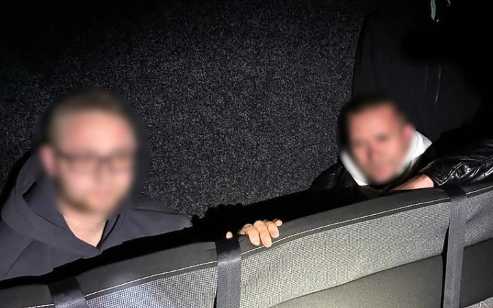 Гра в хованки за 10 тисяч доларів: прикордонники знайшли двох чоловіків у "незвичній схованці"