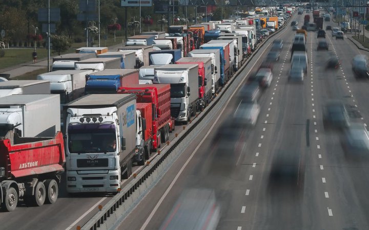 У Києві обмежили рух вантажівок через спеку