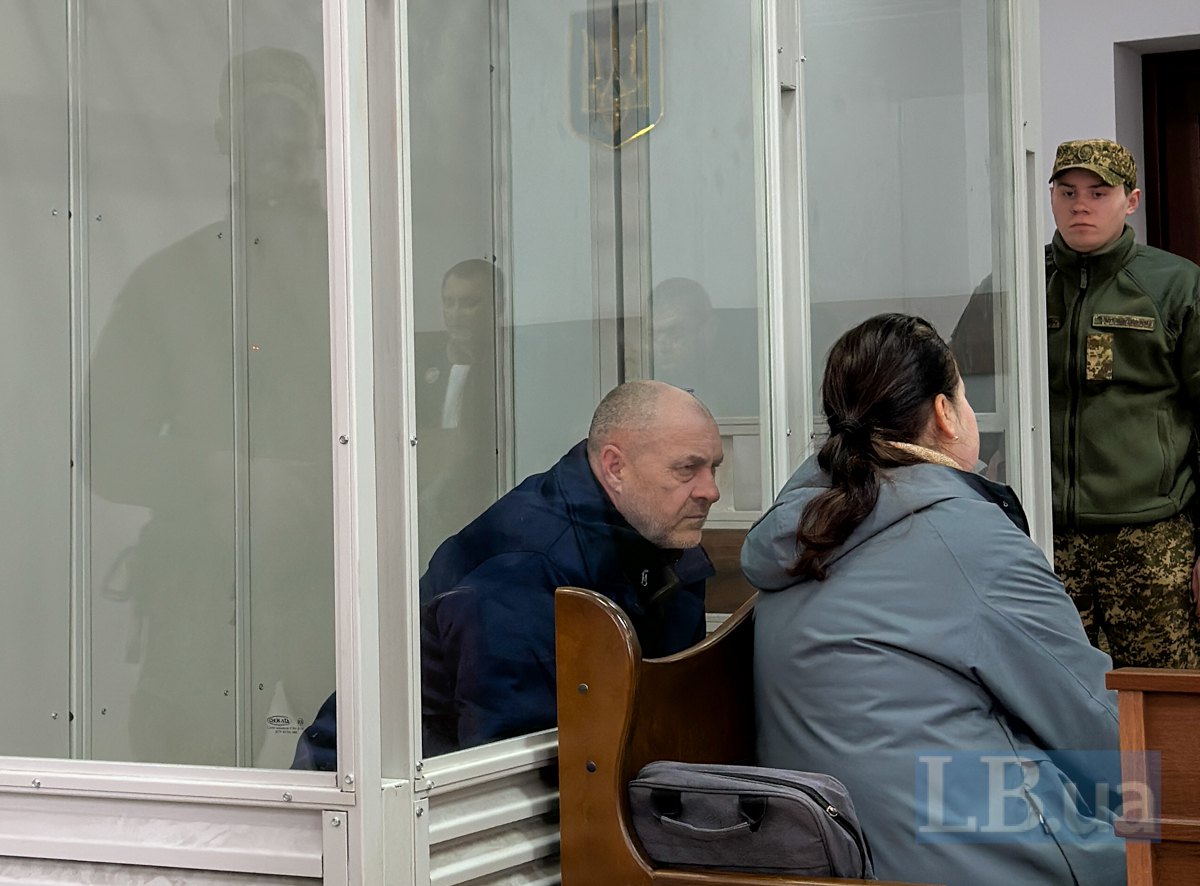 Володимир Іванов та перекладачка під час засідання суду.