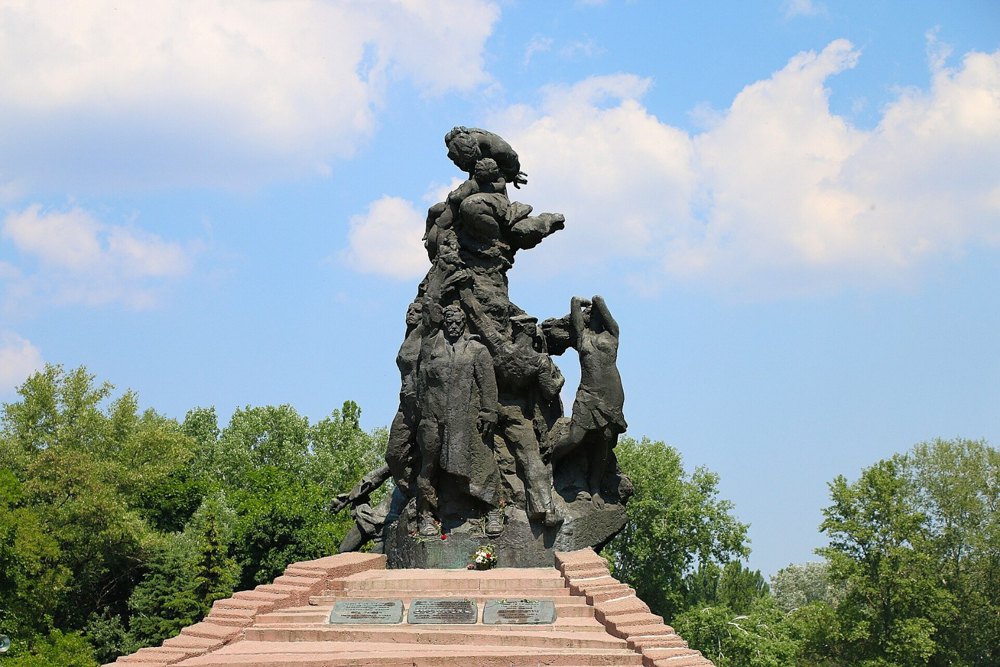 За СРСР трагедію Бабиного Яру замовчували. Перший пам’ятник жертвам масових розстрілів встановили у 1976 році.
Він був присвячений «радянським громадянам та військовополоненим солдатам і офіцерам Радянської Армії, розстріляним німецькими фашистами»