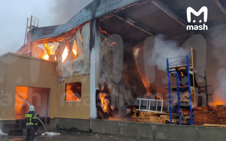 У Росії знову загорівся торговий центр