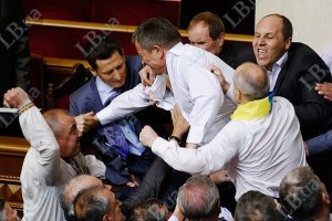 Опозиція обіцяє завтра нову бійку в парламенті