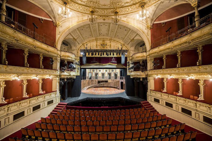Театр в угорському місті Пекс, порожній через заборону на проведення культурних подій