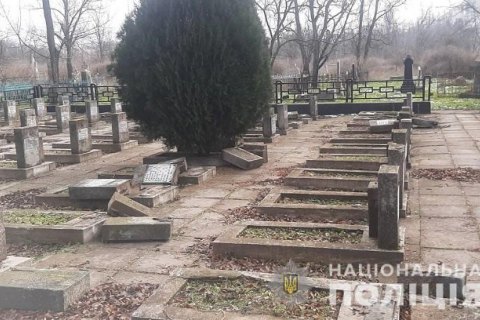 У Херсоні вандали пошкодили 17 пам'ятників братської могили, - поліція