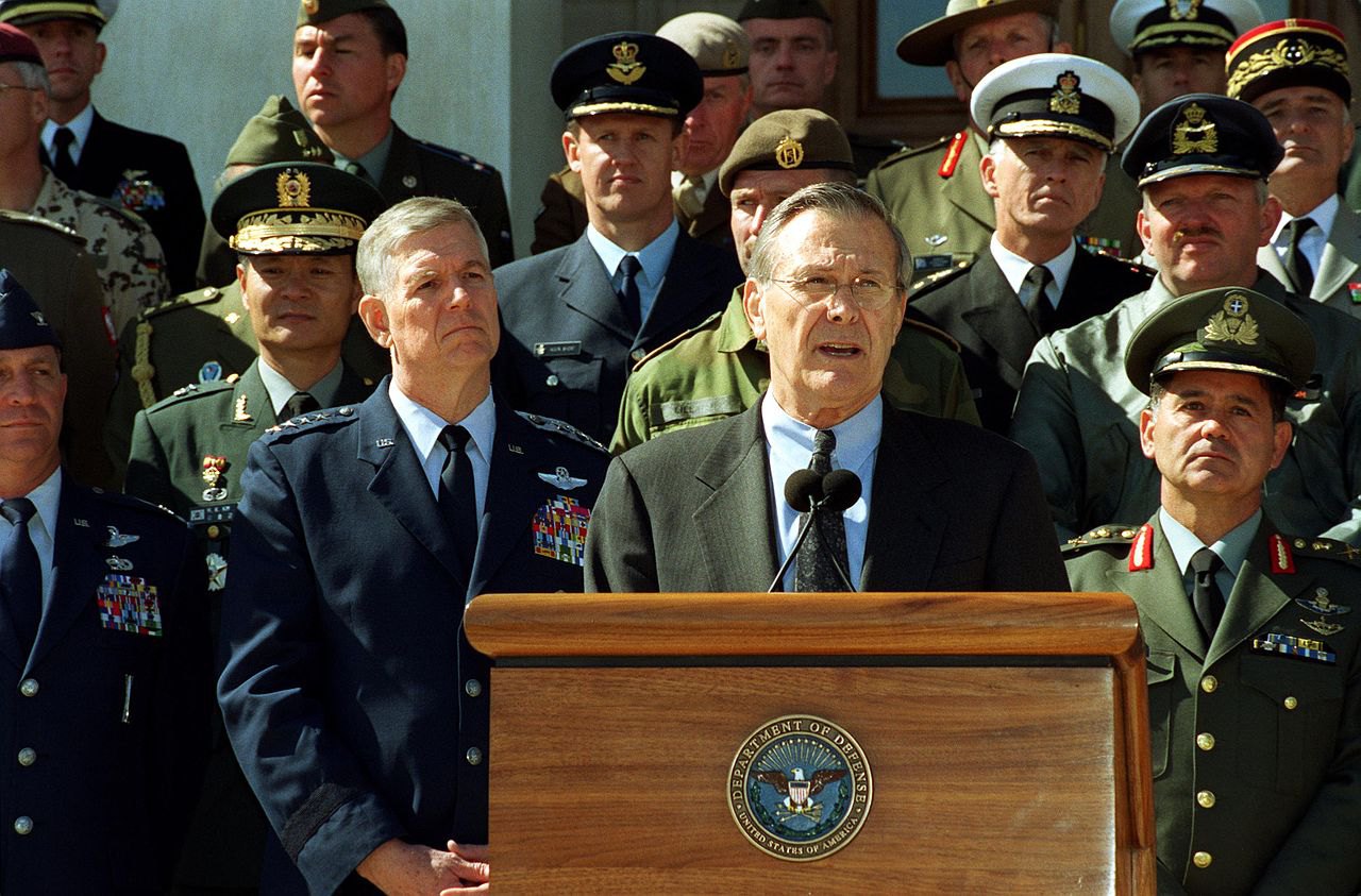 Міністр оборони Дональд Рамсфельд у супроводі голови Об’єднаного комітету начальників штабів генерала Річарда Б. Маєрса та військові представники 29 країн всесвітньої коаліції боротьби з тероризмом під час пресконференції в Пентагоні, 11 березня 2002 р.