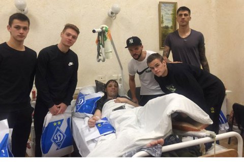 Футболісти "Динамо" провідали в госпіталі поранених бійців АТО