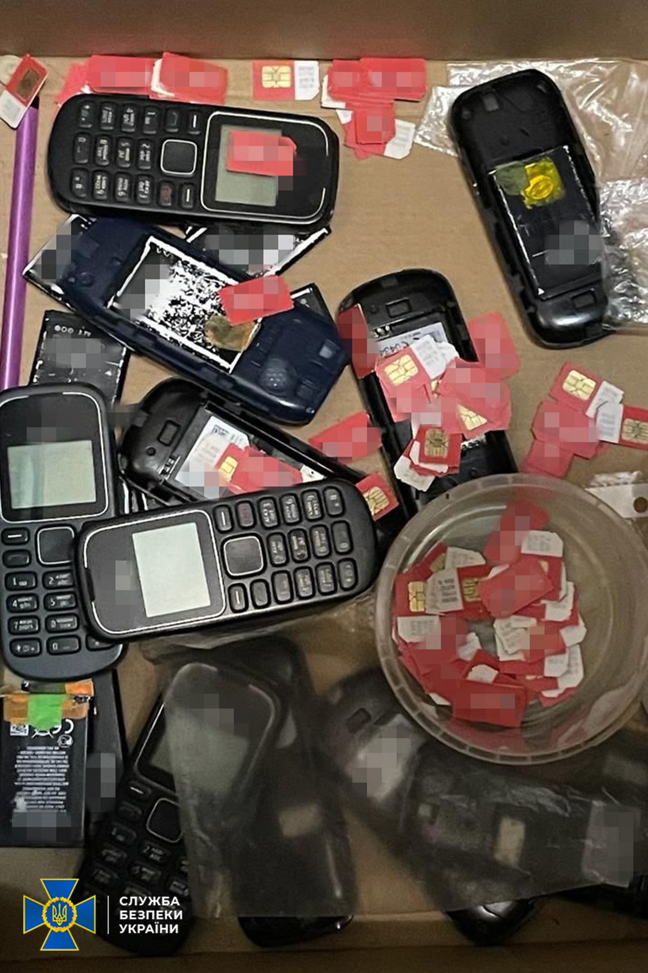 У підозрюваного вилучили біля 10 телефонів та понад 300 сімкарт