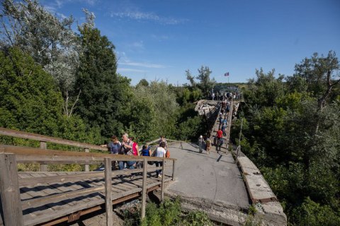 Боевики "ЛНР" не допустили специалистов к разрушенному мосту в Станице Луганской