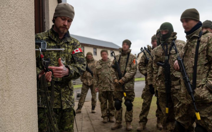 Канадські інструктори вчать українців протимінній безпеці