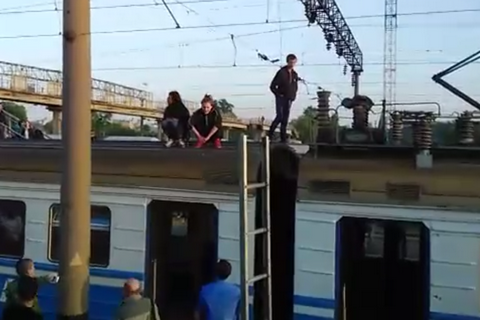 Три підлітки-"зацепери" на годину зупинили рух електричок на станції "Петрівка" в Києві