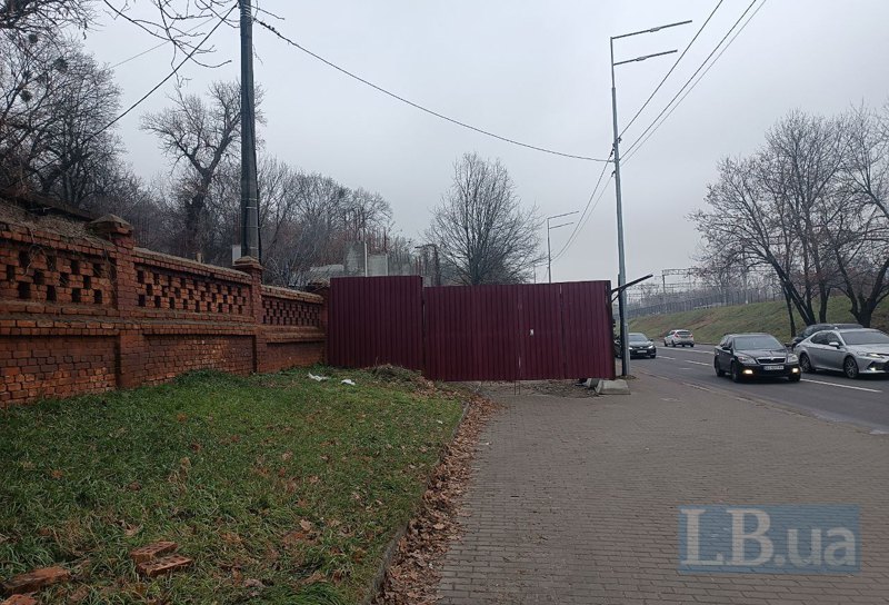 Будівельний паркан на вулиці Миколи Грінченка впритул до могил цвинтаря насторожив киян