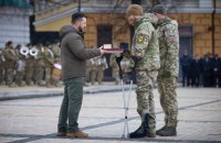 Зеленський вручив нагороди українським захисникам на Софійській площі