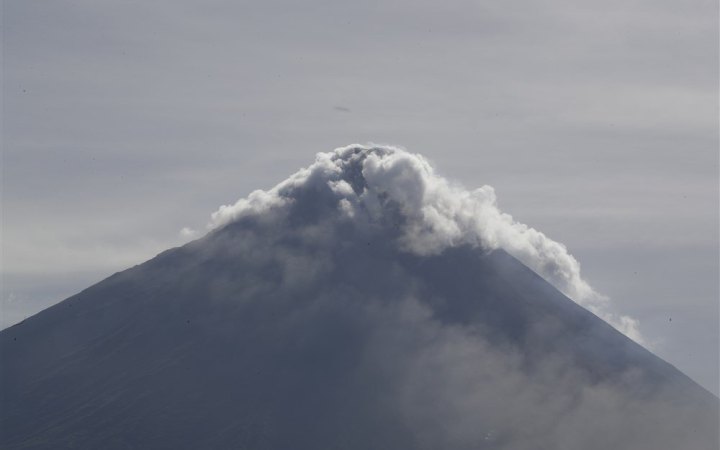 Найактивніший вулкан Філіппін почав викидати лаву, евакуювали майже 13 тисяч осіб