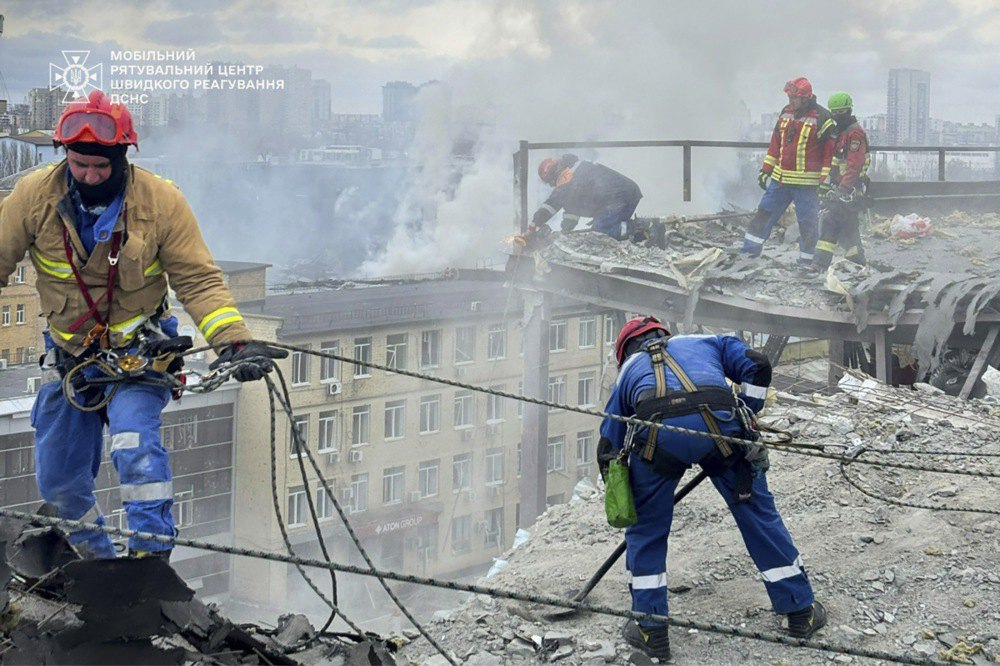 Рятувальники працюють на місці ракетного удару в Києві, 6 квітня 2025 р.