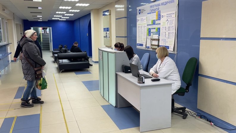 Медичні працівники й пацієнти в холі лікарні в Херсоні, 21 лютого 2023 року. 