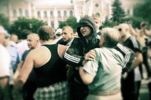 Біля суду, де проходять слухання у справі ЄЕСУ, виникла бійка