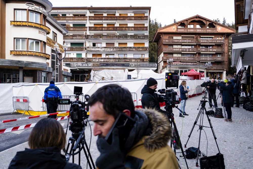 Представники ЗМІ перед баром "Le Constellation"