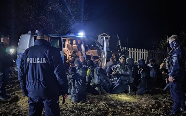 Єврокомісія застерегла Польщу від відмов у наданні мігрантам притулку 