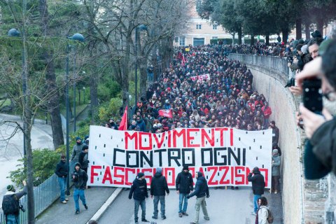 ​В итальянском городе прошла многотысячная демонстрация против расизма