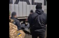 На Одещині чоловік хотів потрапити за кордон, сховавшись під причепом вантажівки