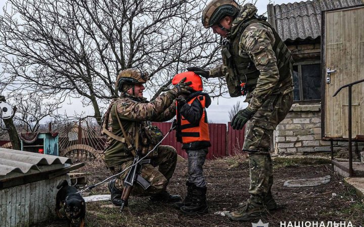 З прифронтових сіл Донеччини примусово евакуюють дітей з батьками