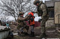 З прифронтових сіл Донеччини примусово евакуюють дітей з батьками