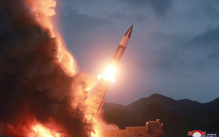 Північна Корея запустила балістичну ракету перед візитом віцепрезидентки Гарріс 