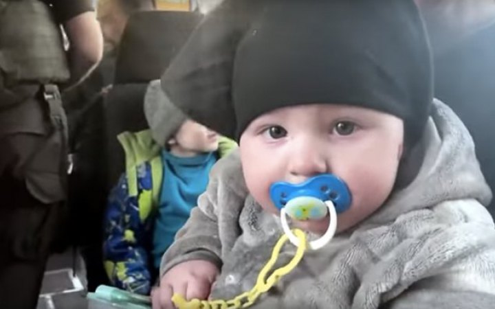 Полк “Азов” показав відео евакуації людей в Маріуполі
