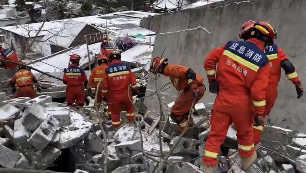 Рятувальники працюють на місці зсуву в селі Ляншуй південно-західної китайської провінції Юньнань, 22 січня 2024 р.