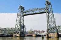 В Роттердаме из-за новой яхты Безоса разберут мост XIX века
