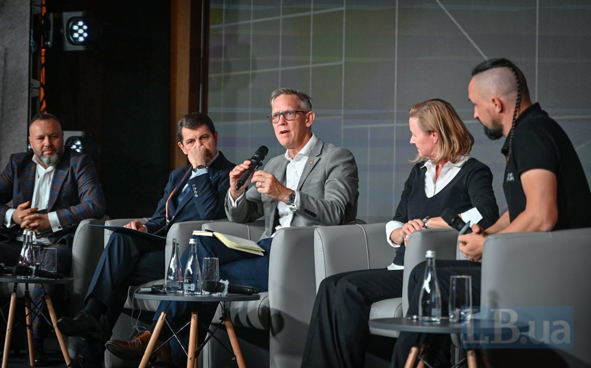 Енді Старт виступає під час дискусії