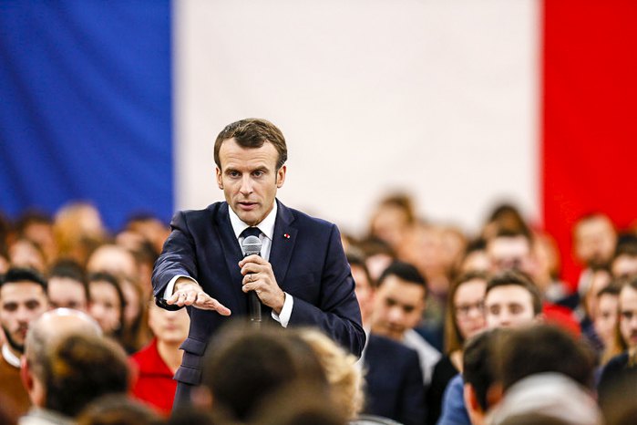 Президент Франции Эммануэль Макрон выступает во время встречи с молодежью в Этанг-сюр-Арру, Франция, 7 февраля 2019 года, в
рамках «Великих национальных дебатов».